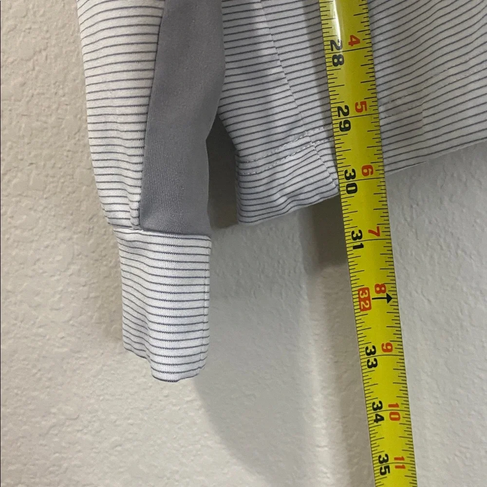 🪿Callaway Men's 1/4 Zip golf pullover in a light grey and white striped pattern! - Picture 6 of 9